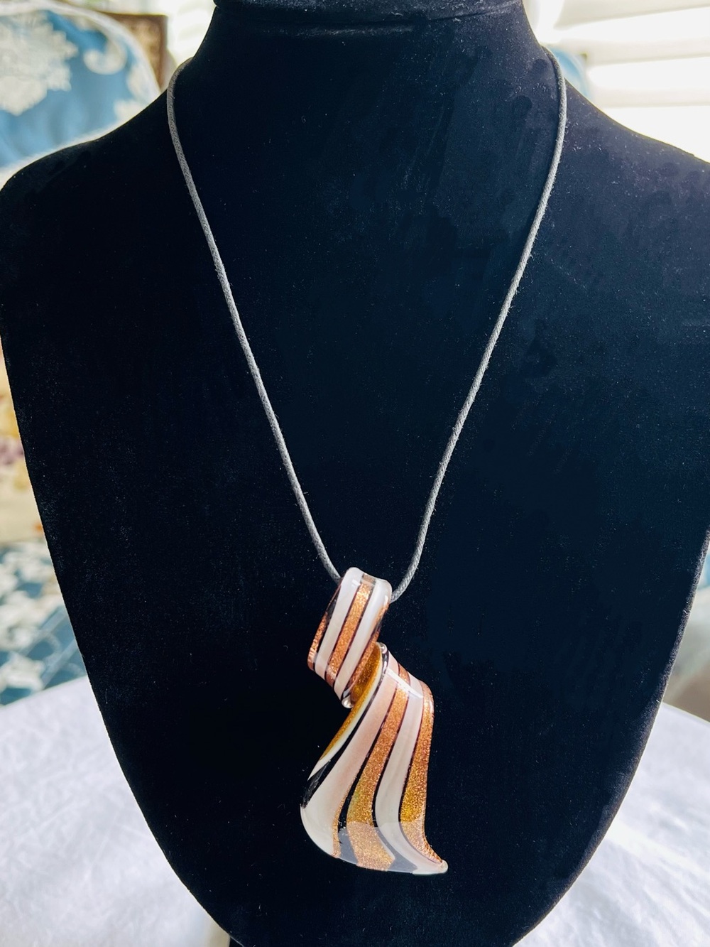 Stunning Murano Style Art Glass Ribbon Pendant Necklace - Gold & Black